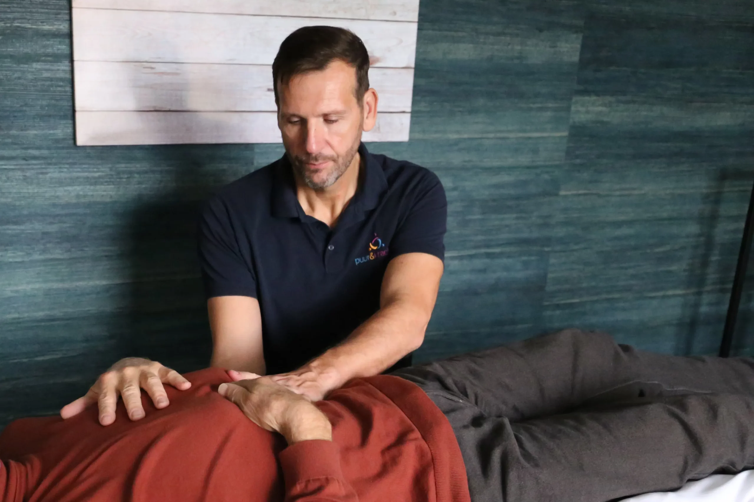 man voert cranio behandeling uit