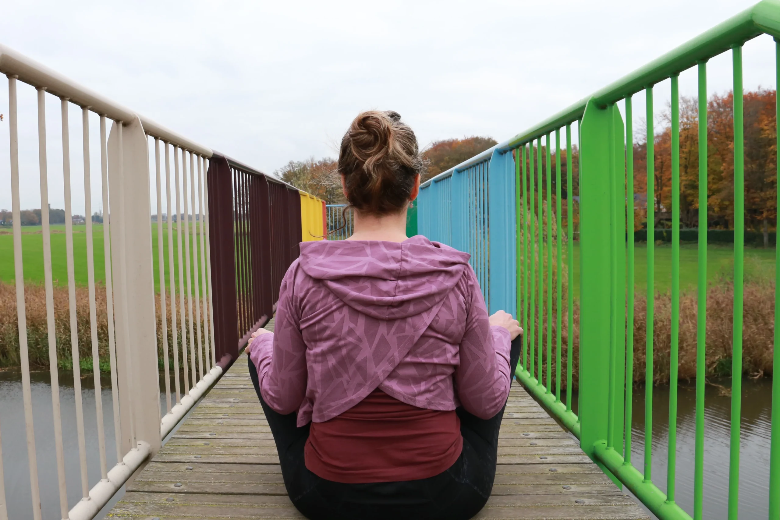 Cindy zittend op een brug
